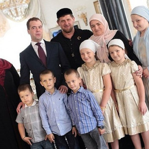 Фото кадырова с женой и детьми фото