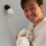 Сергей с новорожденной дочкой
