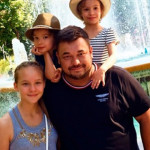 Сергей Жуков с детьми