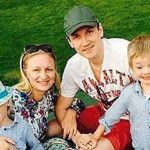 Вячеслав с женой и детьми на пикнике