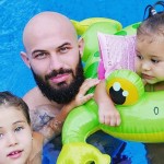 Джиган с дочками в бассейне