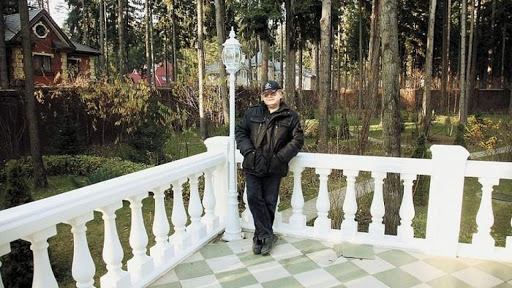Трехэтажный особняк Юрия Антонова: скромная роскошь певца и композитора