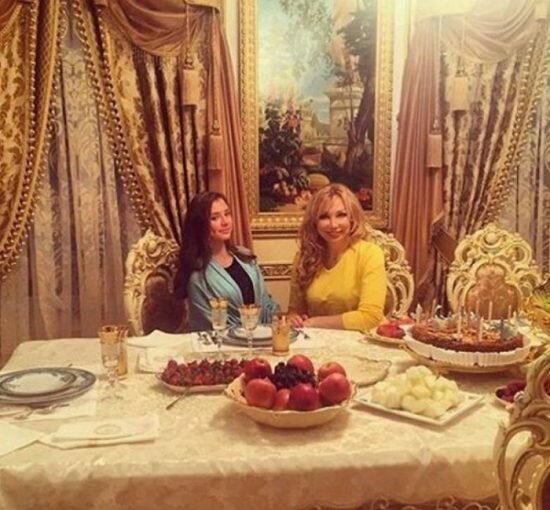 Как выглядит "золотой" особняк Маши Распутиной на Рублевке
