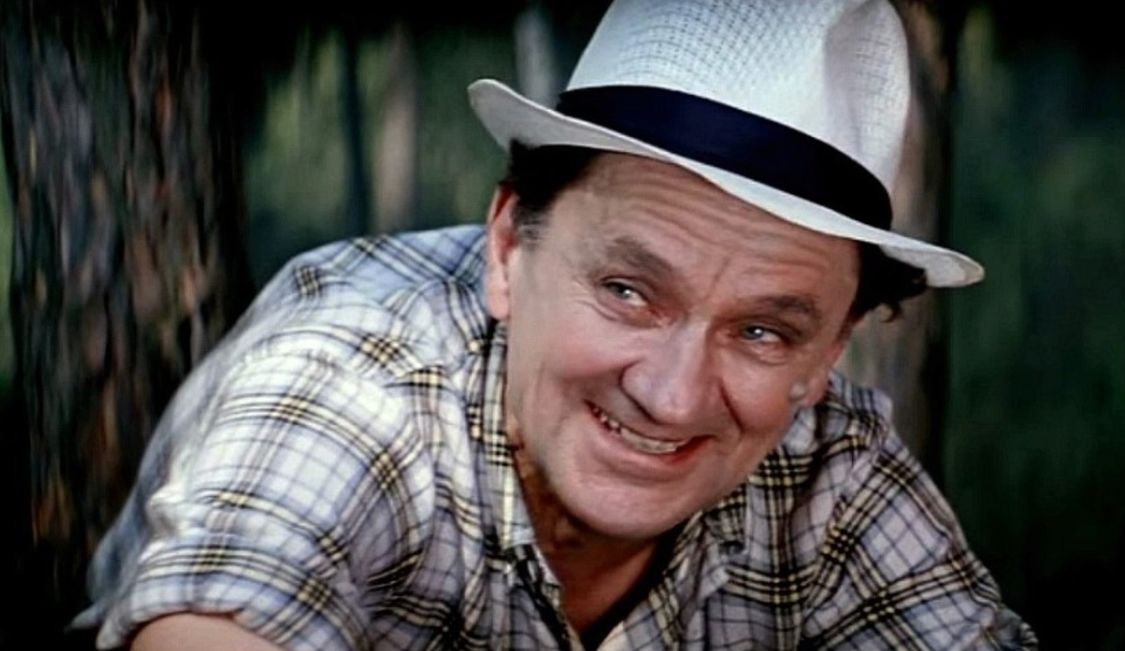 куй железо не отходя. куйте деньги не отходя от кассы. проверяйте деньги не отходя от кассы табличка. куй железо пока. михал иваныч бриллиантовая рука.