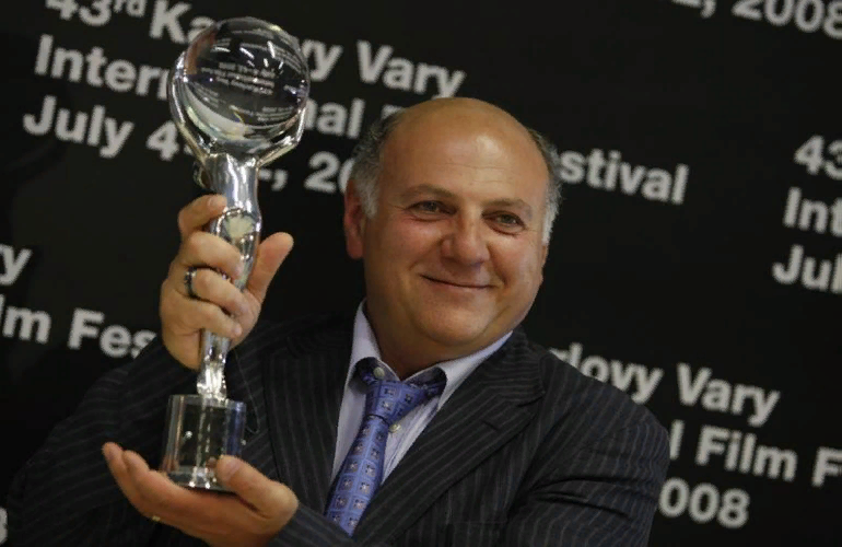 Кинорежиссер Сергей Газаров планирует возвести популярность театра Армена Джигарханяна до небес