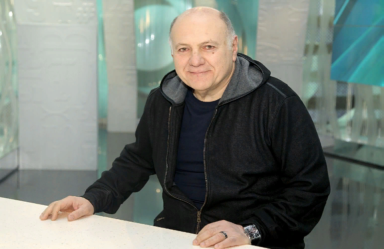 Кинорежиссер Сергей Газаров планирует возвести популярность театра Армена Джигарханяна до небес