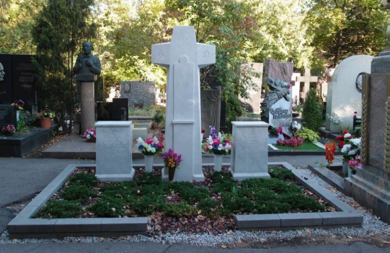 Могила Сергея Бондарчука осталась без памятника
