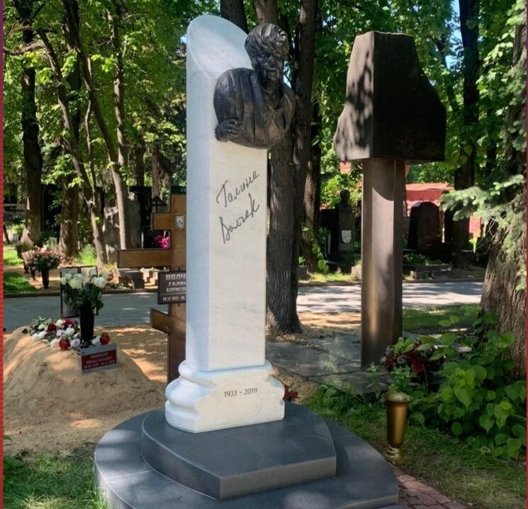 Коллеги Галины Волчек отказываются комментировать памятник, установленный на ее могиле