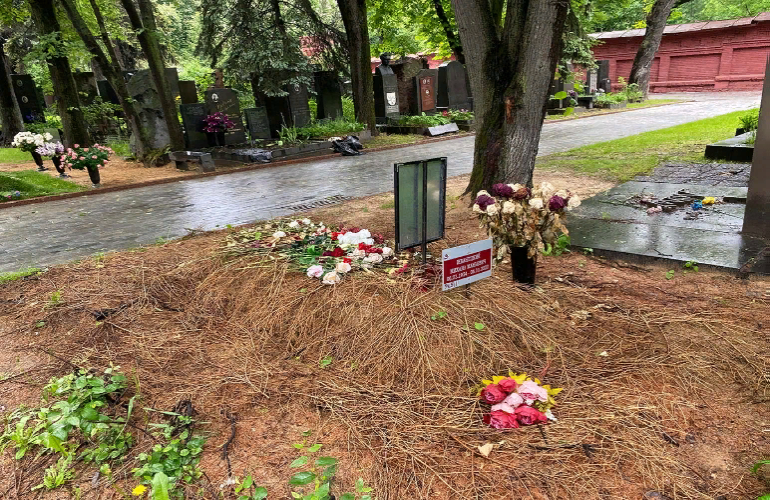 Почему на могиле Михаила Жванецкого нет креста