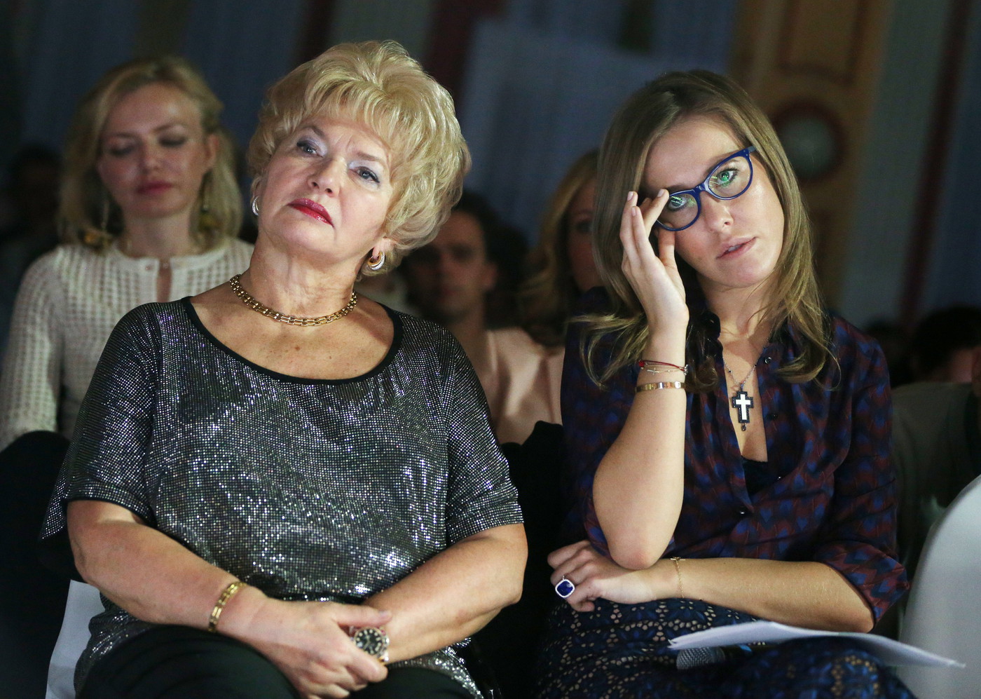 Мать Ксении Собчак появилась на публике на костылях