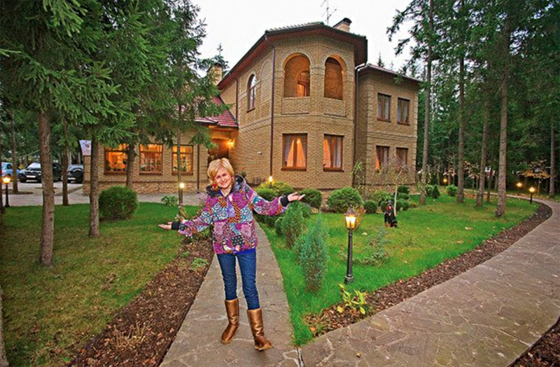 Дом с мопсами и столичная квартира Дарьи Донцовой