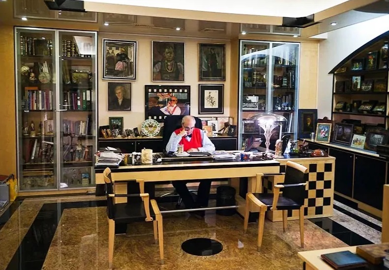 Дом популярного адвоката шоу-бизнеса Александра Добровинского