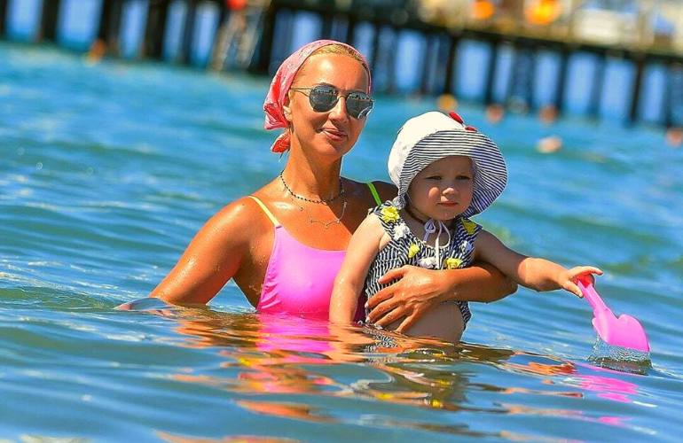 Лера Кудрявцева удивила снимком в купальнике во время отдыха в Турции