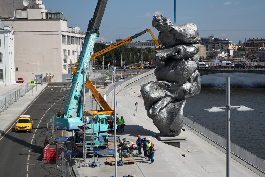 Максим Галкин раскритиковал новую статую, привезенную в Москву