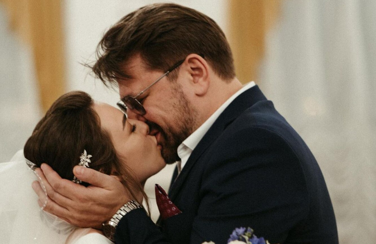 «Развалившийся брак»: актер Виктор Логинов и его молодая супруга объявили о разводе