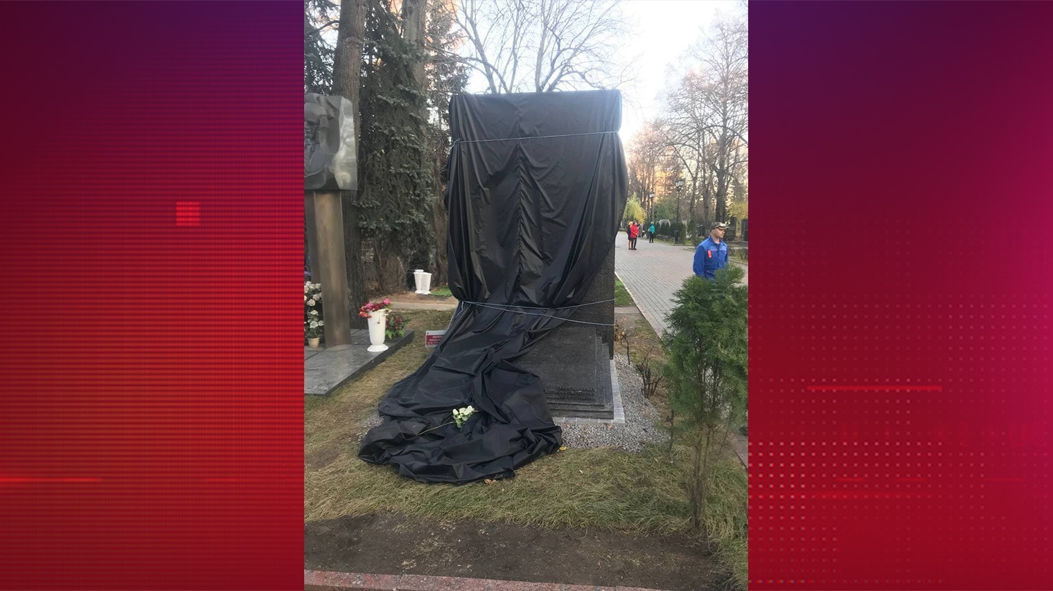 Памятник жванецкому фото. Памятник Жванецкому на Новодевичьем кладбище. Памятник Михаилу Жванецкому на Новодевичьем кладбище.