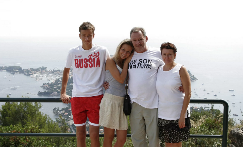 Медведев даниил фото с женой